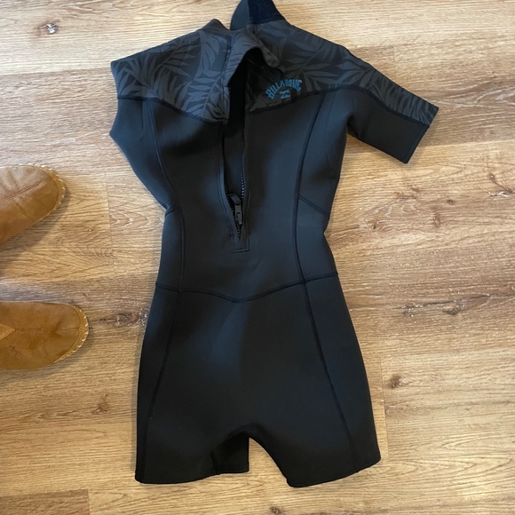 Women's Billabong Synergy Backzip Shorty Wetsuit 2mm - Picture 4 of 5